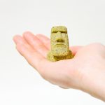 ミニモアイ像_サイズ感_イエロー