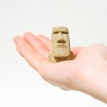 ミニモアイ像_サイズ感_サンド