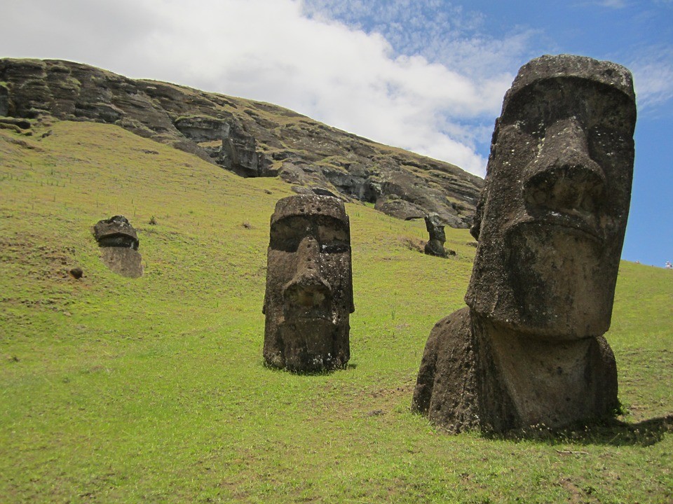 モアイ像の地中には下半身がある 胴体の謎や発掘された場所はどこ 南三陸モアイファミリー